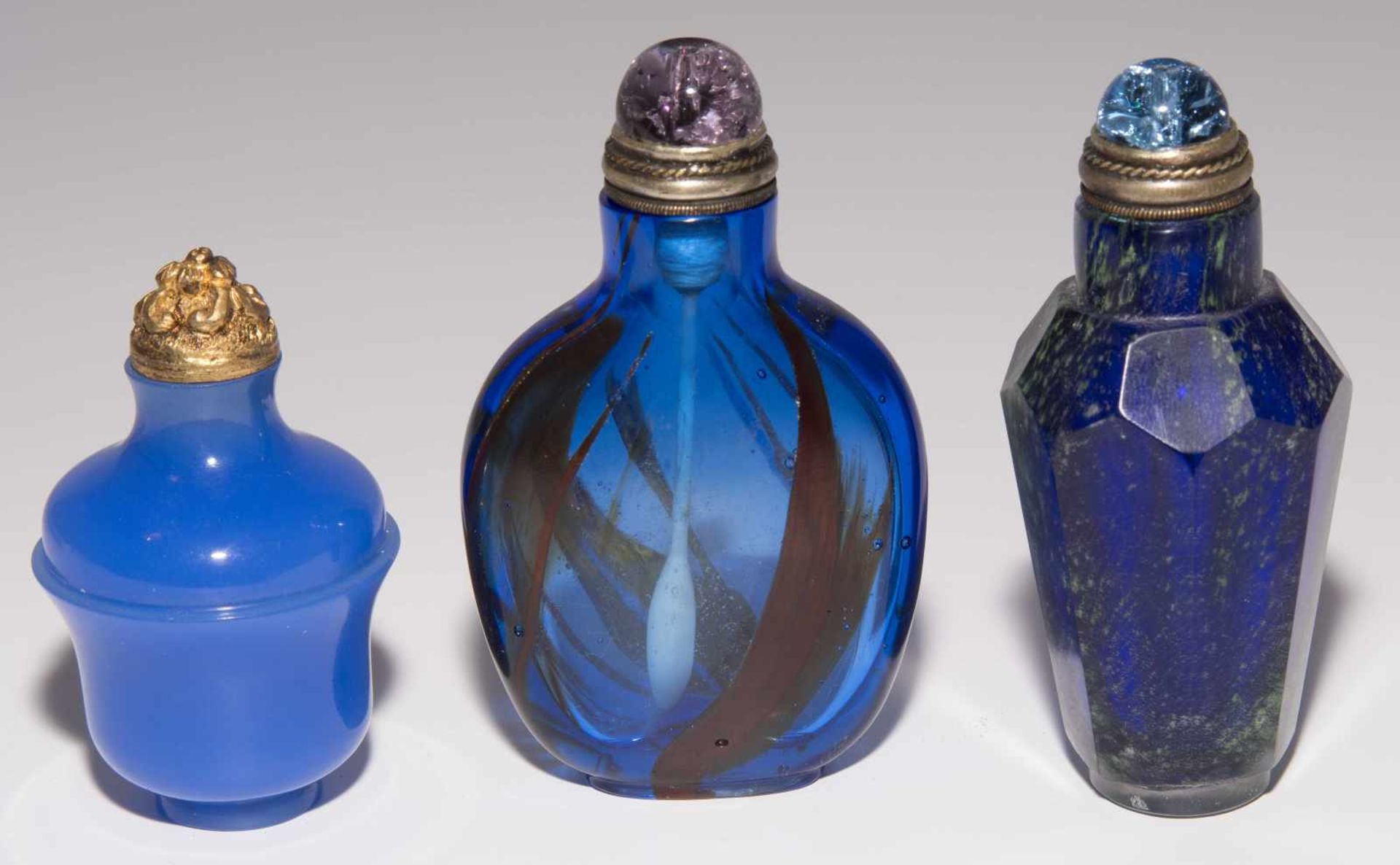 6 Glas Snuff BottlesChina. Opakes und transparentes Glas in verschiedenen Blautönen tlw. bunt - Image 2 of 15