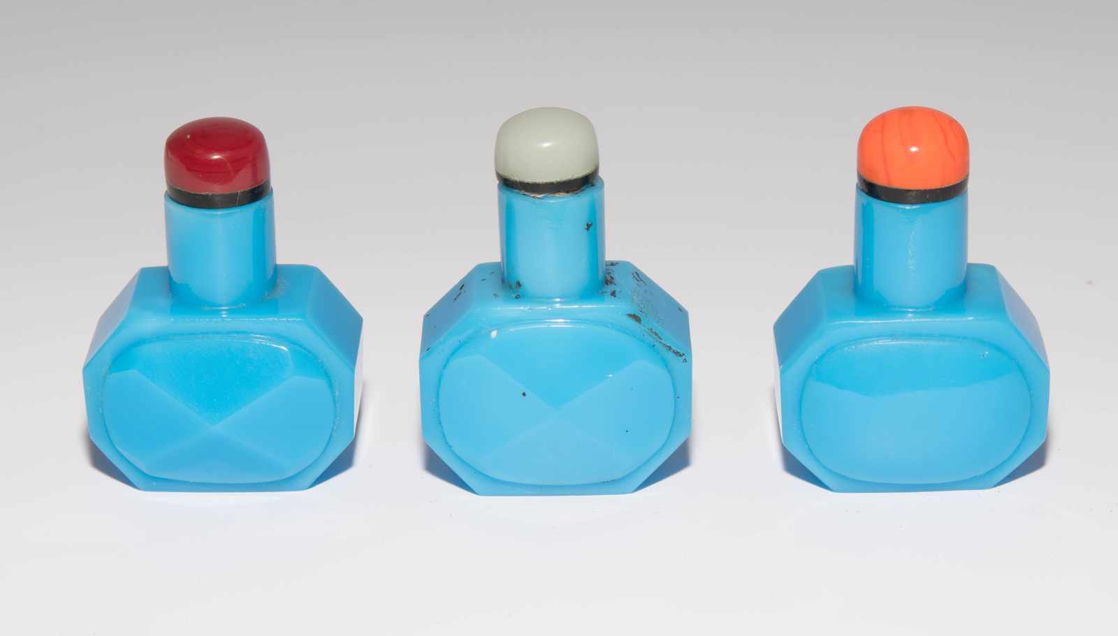 6 kleine Glas Snuff BottlesChina. Fünf Snuff Bottles aus opakem, blauem Glas und ein Snuff Bottle - Image 2 of 16