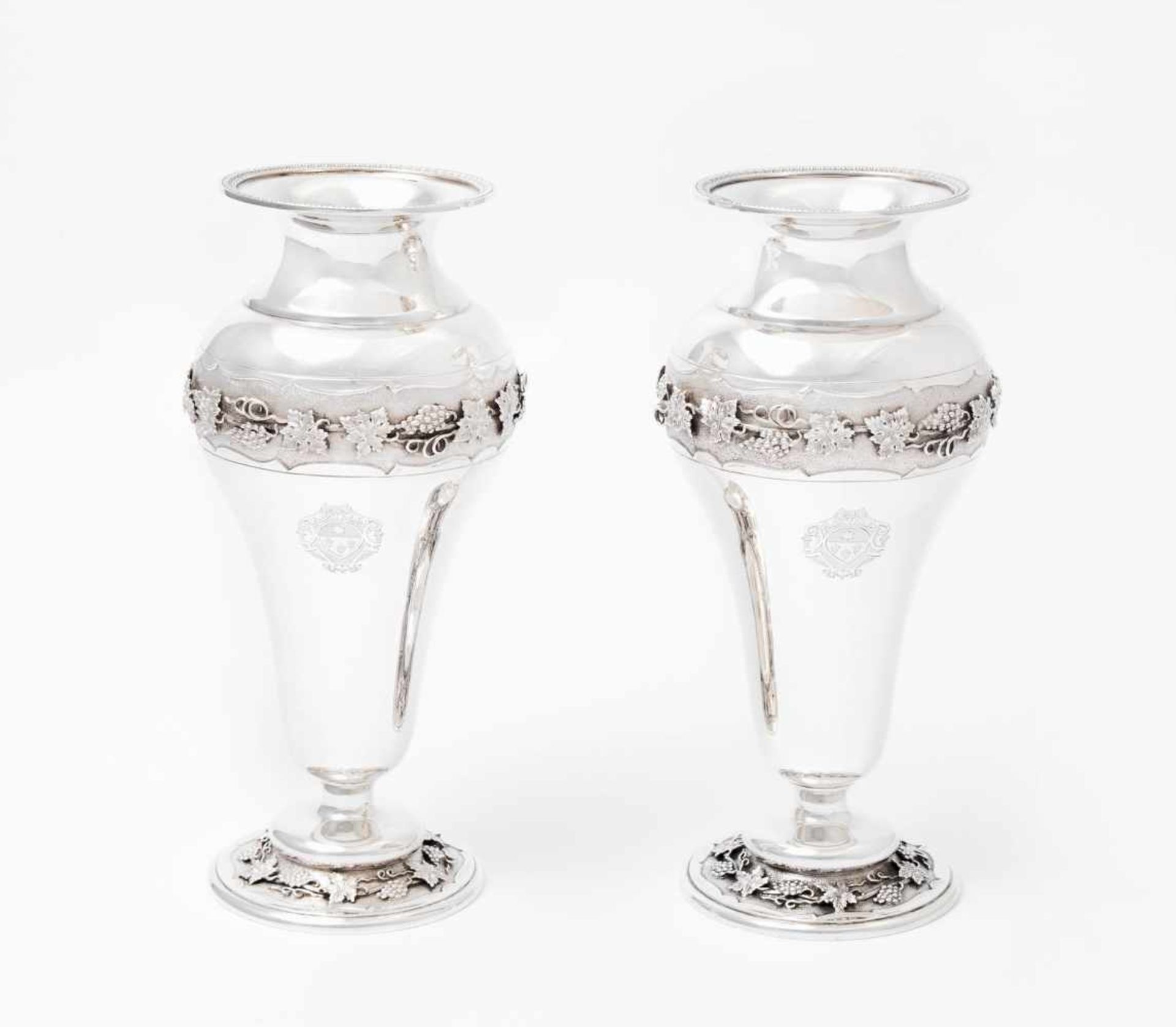 1 Paar VasenLondon, 1928. Silber. Herstellermarke Mappin & Webb Ltd. Balusterform auf Rundfuss. An