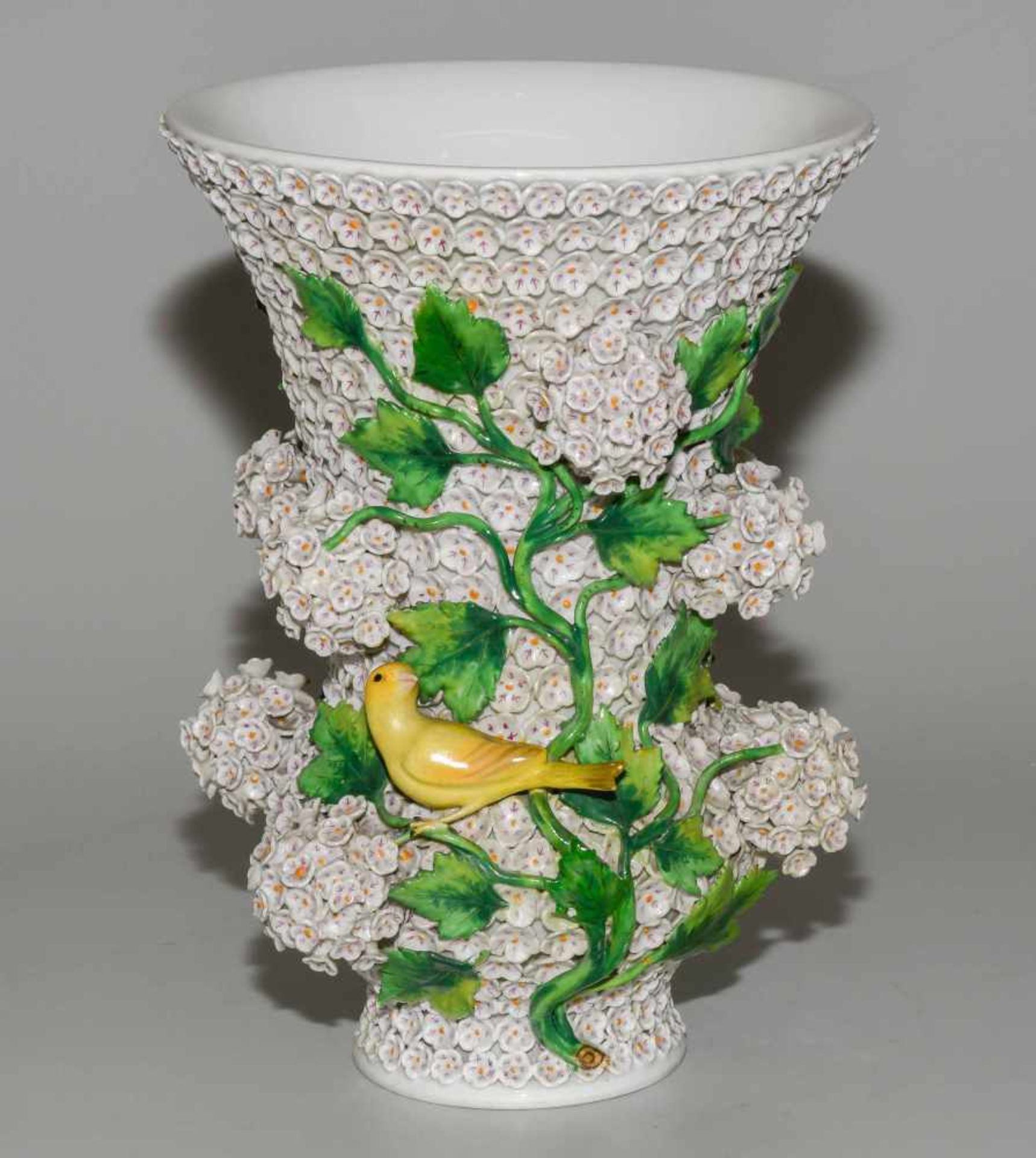 Schneeballvase, MeissenUm 1900. Porzellan, aufgelegter Blütendekor, zwei Vögel. Farbige Bemalung. - Bild 2 aus 12