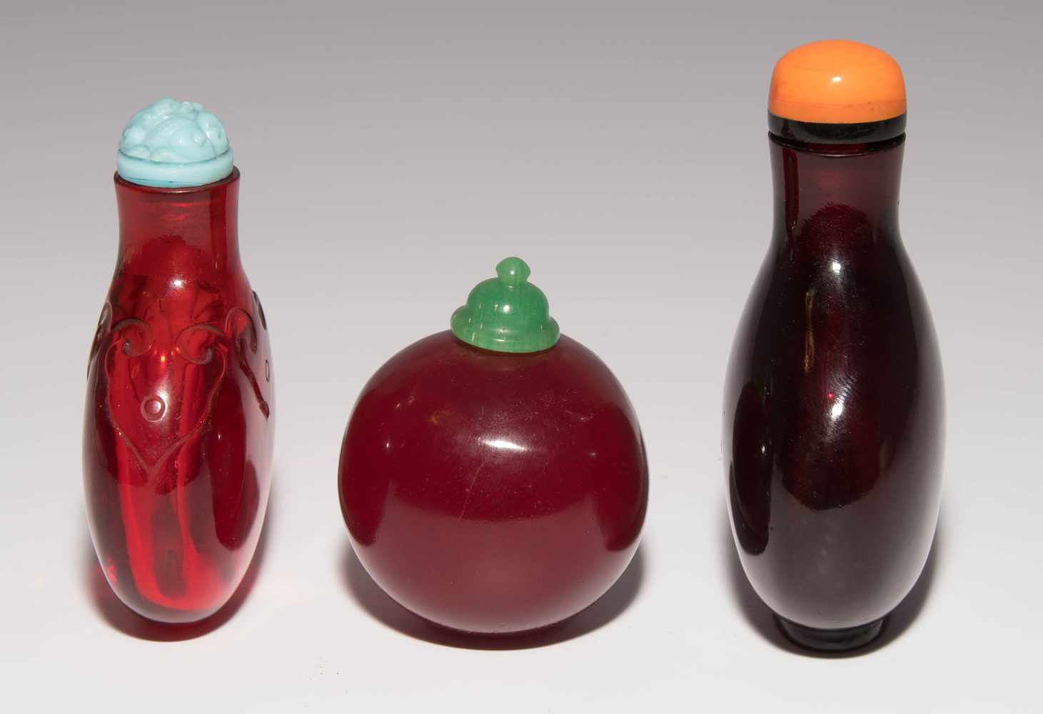 7 Snuff BottlesChina. Transparentes bis opakes Glas in verschiedenen Rottönen. H 5–10,5 cm. - Image 11 of 22