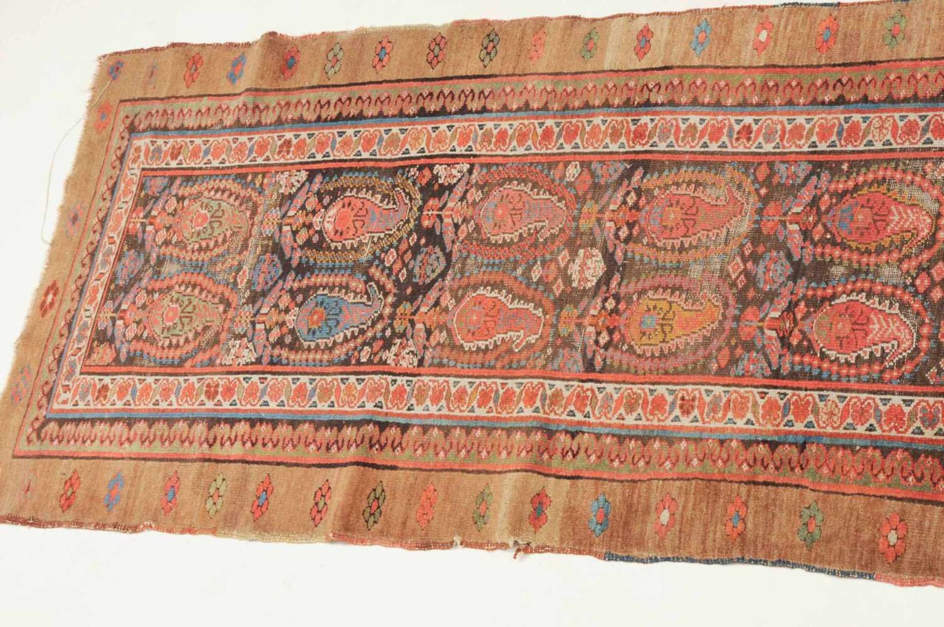 HamedanW-Persien, um 1900. Im braunen Mittelfeld sind 2 vertikale Reihen mit roten floralen Boteh- - Image 5 of 11