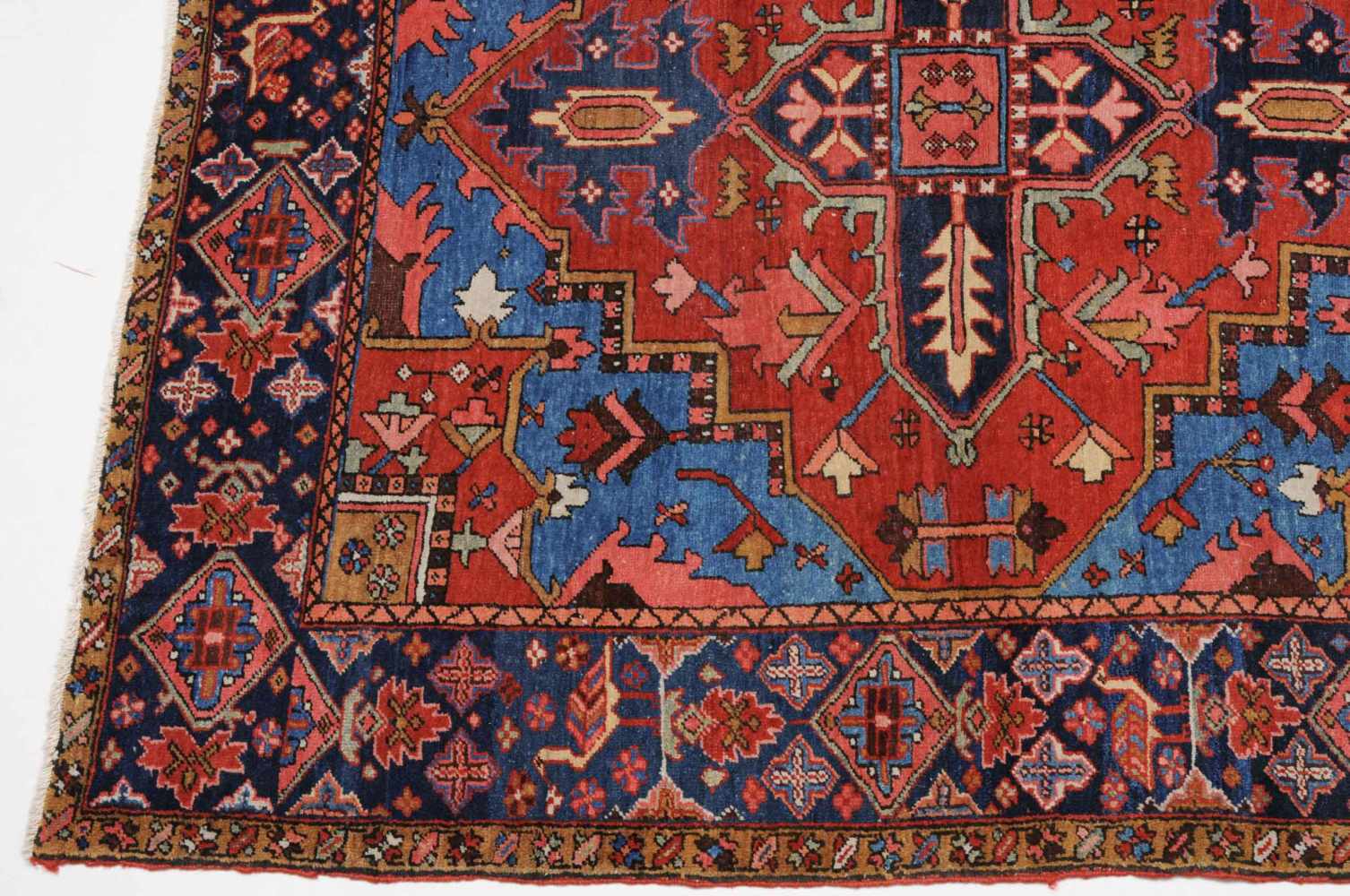 HerizNW-Persien, um 1910. Im roten Mittelfeld liegt ein nachtblaues Heriz-Medaillon mit 2 - Image 5 of 12