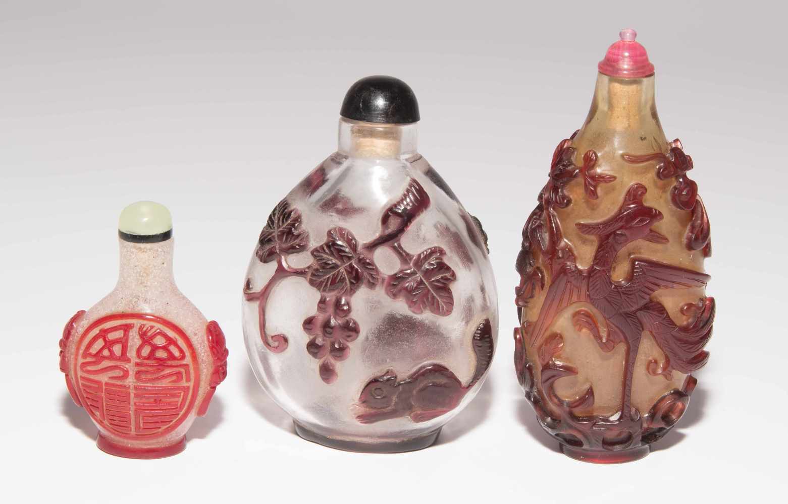 6 Überfangglas Snuff BottlesChina. Farbloses, transparentes Glas mit rot- bis auberginefarbenem - Image 15 of 16