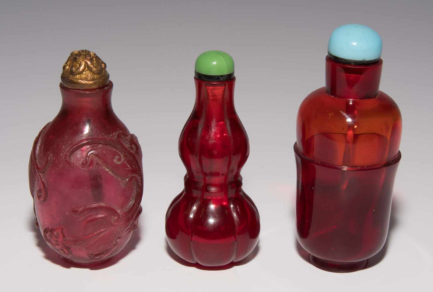 6 Glas Snuff BottlesChina. Rotes bis auberginenfarbenes, transparentes Glas. Verschiedene Formen. - Image 2 of 15