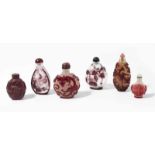 6 Überfangglas Snuff BottlesChina. Farbloses, transparentes Glas mit rot- bis auberginefarbenem