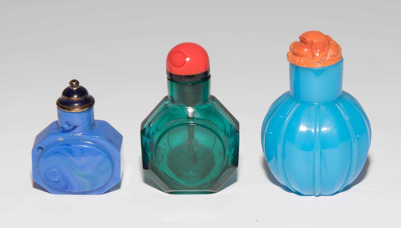 6 kleine Glas Snuff BottlesChina. Fünf Snuff Bottles aus opakem, blauem Glas und ein Snuff Bottle - Image 4 of 16