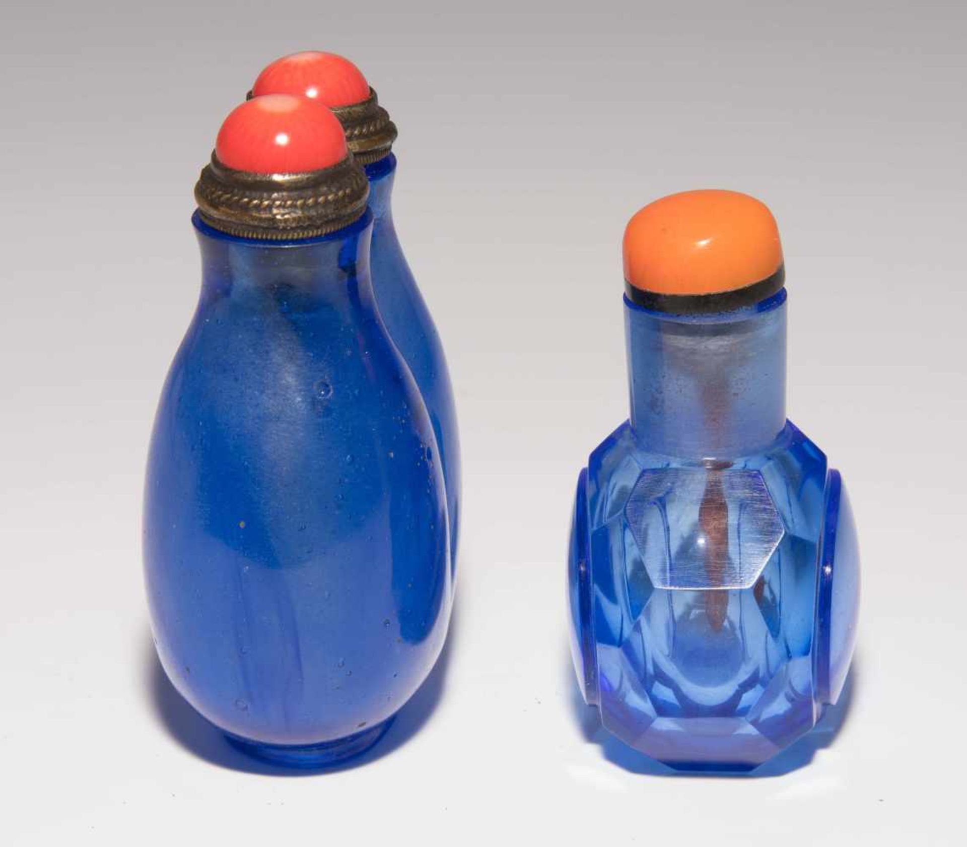 6 Glas Snuff BottlesChina. Hellblaues, transparentes Glas. Ein Doppel-Snuff Bottle, zwei mit - Bild 22 aus 22