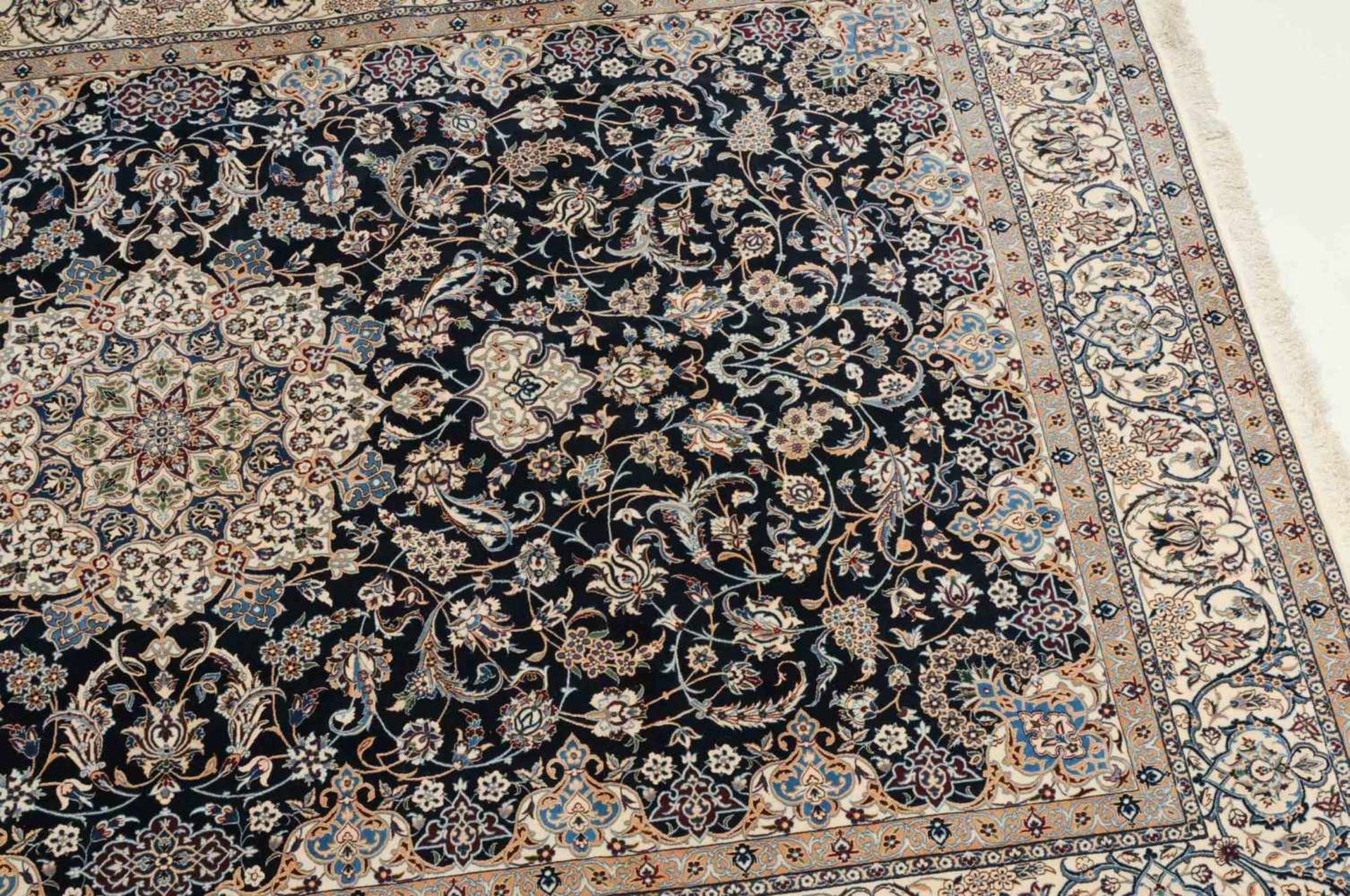 NainZ-Persien, um 1990. Sehr feine Knüpfung, Flormaterial Korkwolle (6 La). Auf nachtblauem Grund - Image 4 of 13