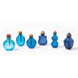 6 Glas Snuff BottlesChina. Transparentes und halbtransparentes Glas in verschiedenen Blautönen. H