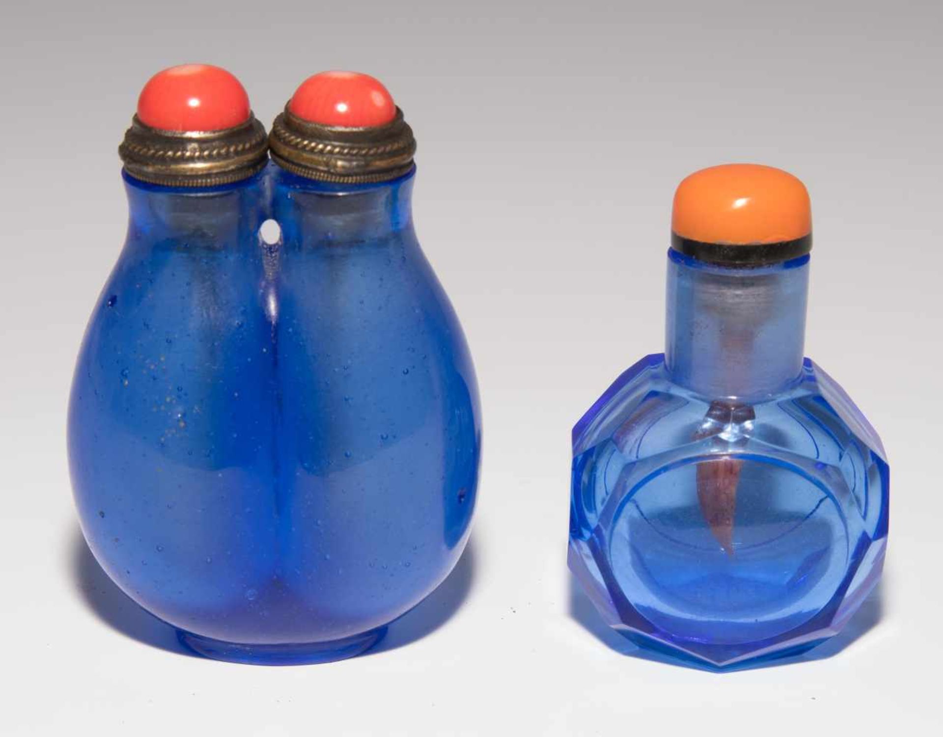 6 Glas Snuff BottlesChina. Hellblaues, transparentes Glas. Ein Doppel-Snuff Bottle, zwei mit - Bild 3 aus 22