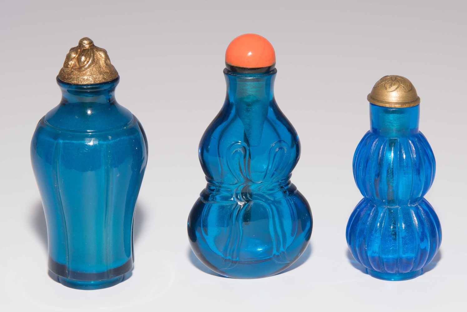 6 Glas Snuff BottlesChina. Transparentes Glas in verschiedenen Blautönen. Ein Snuff Bottle mit - Image 2 of 15