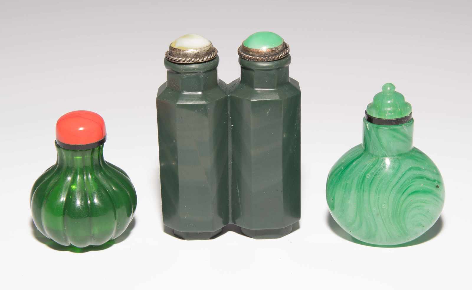 8 Snuff BottlesChina. Drei kleine Snuff Bottles aus transparentem Glas in verschiedenen Grüntonen; - Image 8 of 22