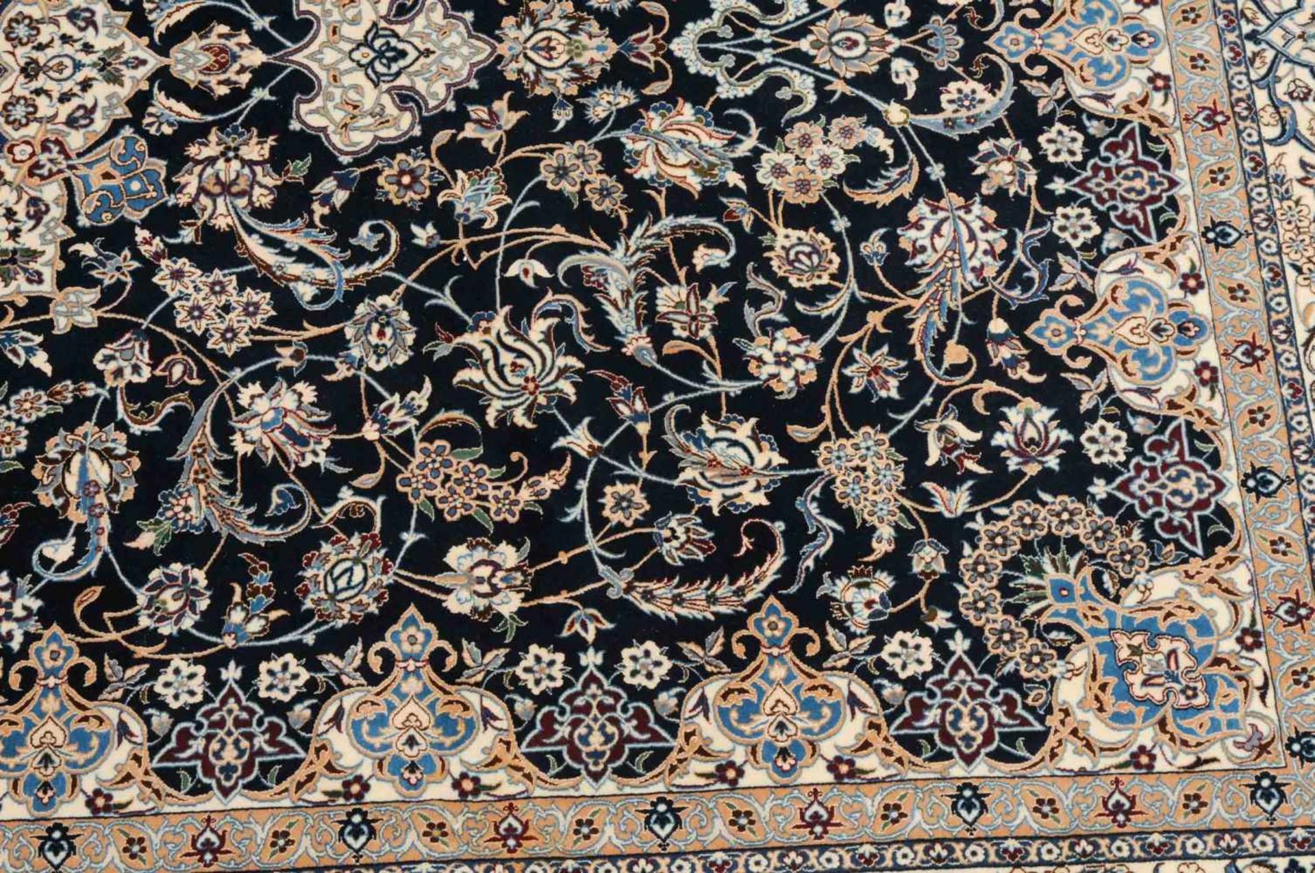 NainZ-Persien, um 1990. Sehr feine Knüpfung, Flormaterial Korkwolle (6 La). Auf nachtblauem Grund - Image 8 of 13