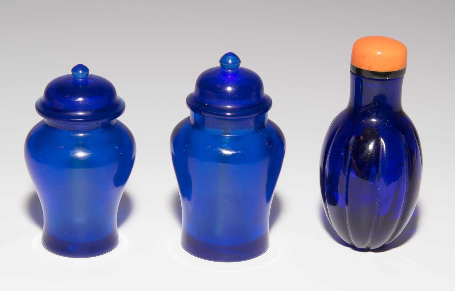 7 Glas Snuff BottlesChina. Transparentes bis halbtransparentes, dunkelblaues Glas. Facettierte Form, - Image 17 of 22