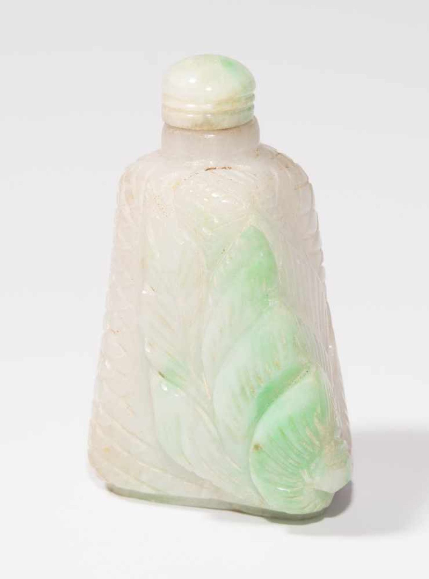 Jade Snuff BottleChina. Weisse Jade mit apfelgrünen Zonen. Körper geritzt mit Gittermuster, Front - Image 2 of 8