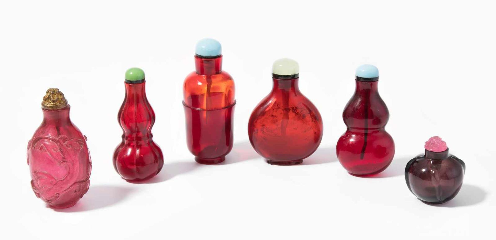 6 Glas Snuff BottlesChina. Rotes bis auberginenfarbenes, transparentes Glas. Verschiedene Formen.