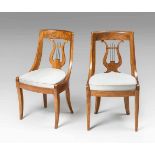 Ein Paar StühleBiedermeier ca. 1820. Nussbaum. Halbrundes Gestell auf säbelförmigen Beinen.