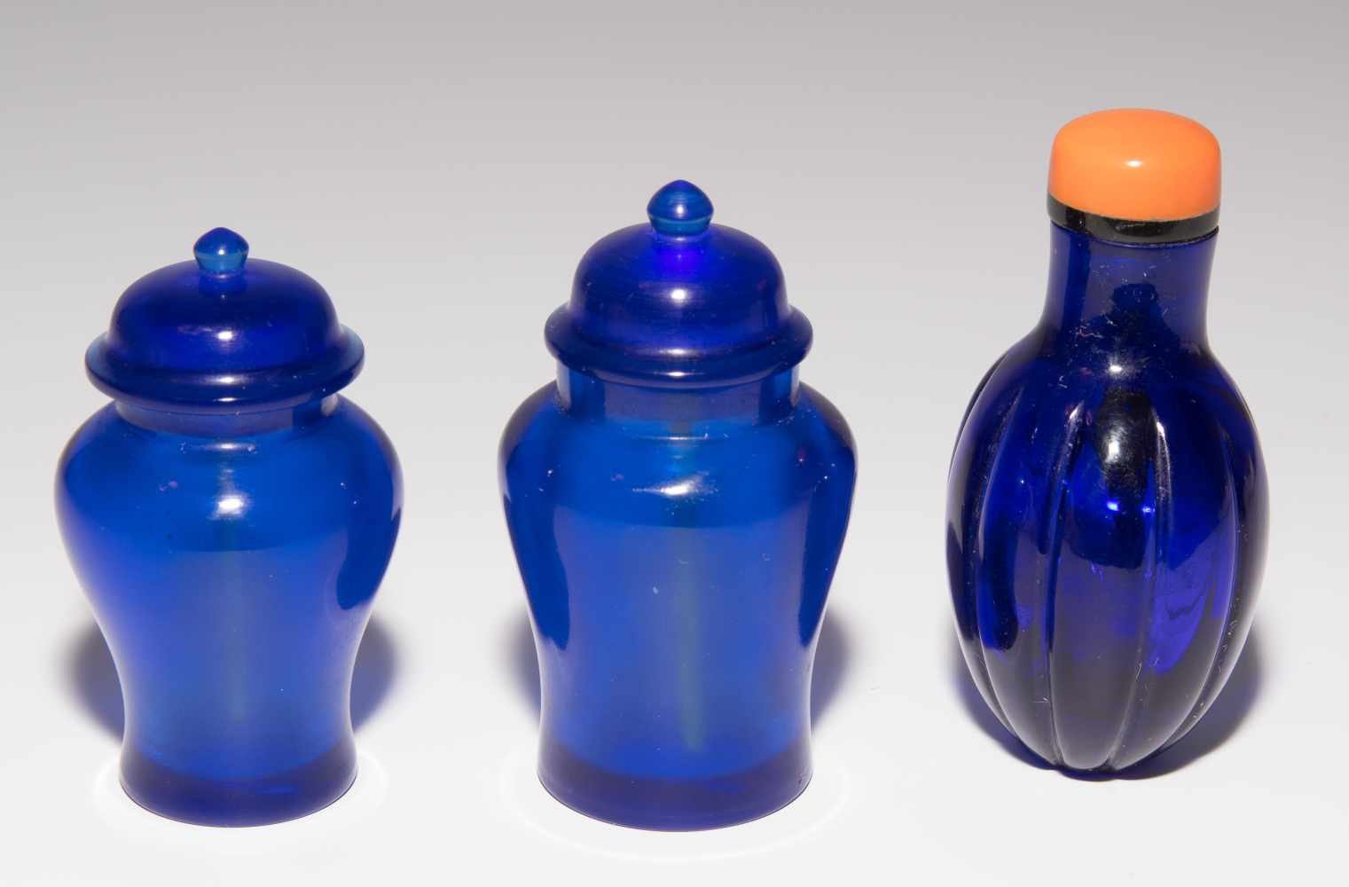 7 Glas Snuff BottlesChina. Transparentes bis halbtransparentes, dunkelblaues Glas. Facettierte Form, - Image 13 of 22