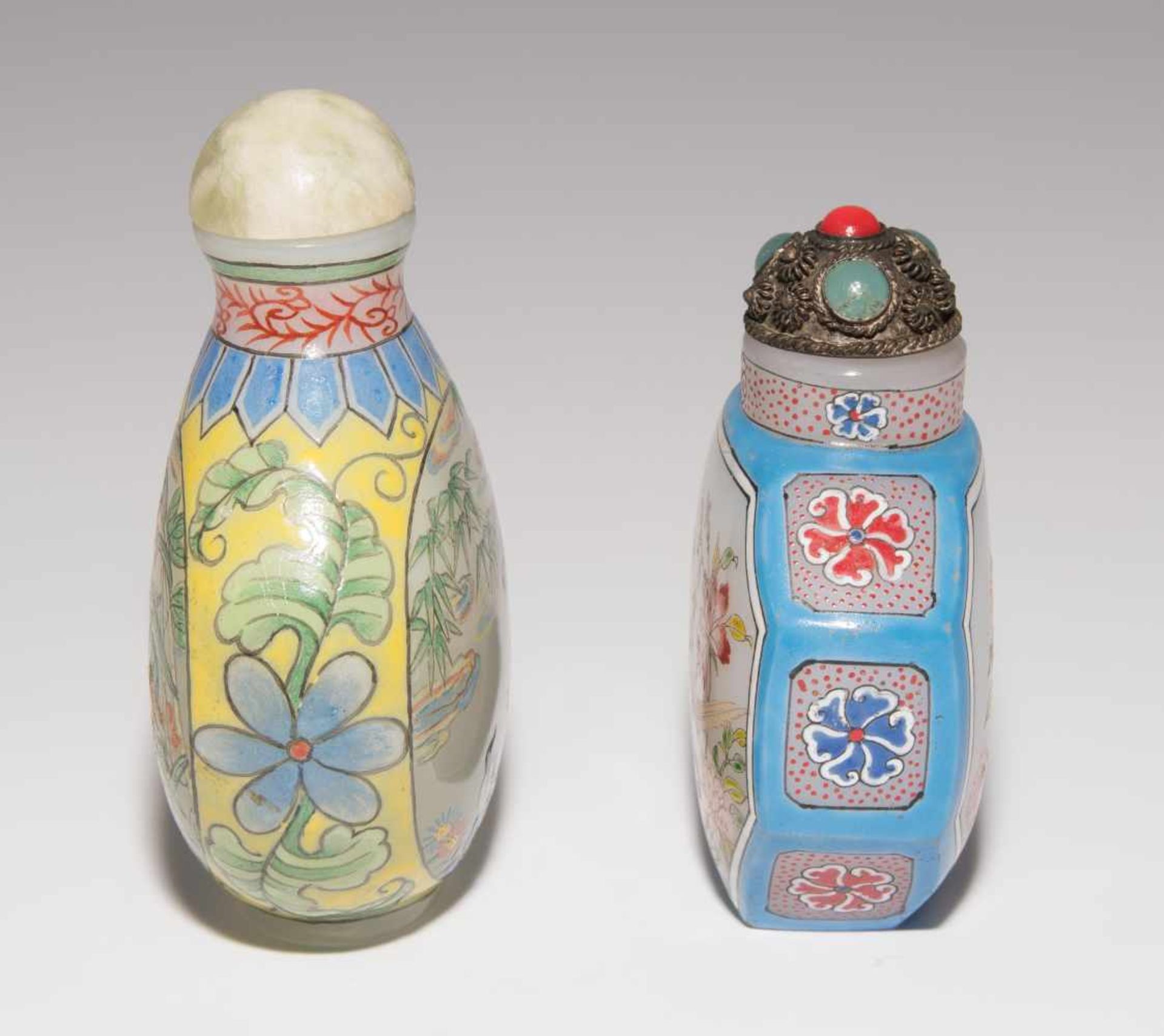 2 Glas Snuff BottlesChina. Milchglas, polychrom bemalt mit Blumen-/Vogeldekor Je mit Qianlong-Marke. - Image 3 of 8