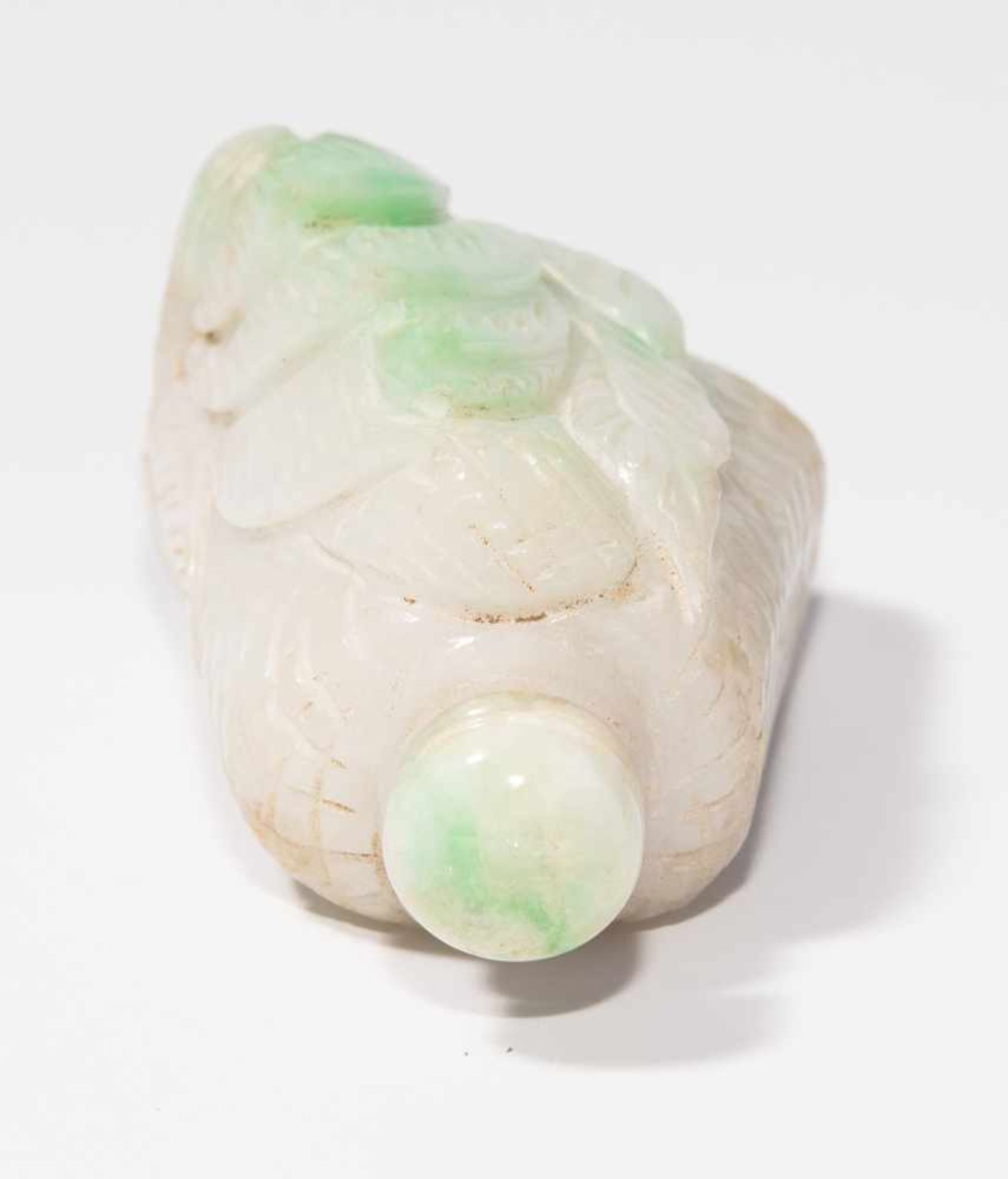 Jade Snuff BottleChina. Weisse Jade mit apfelgrünen Zonen. Körper geritzt mit Gittermuster, Front - Image 6 of 8