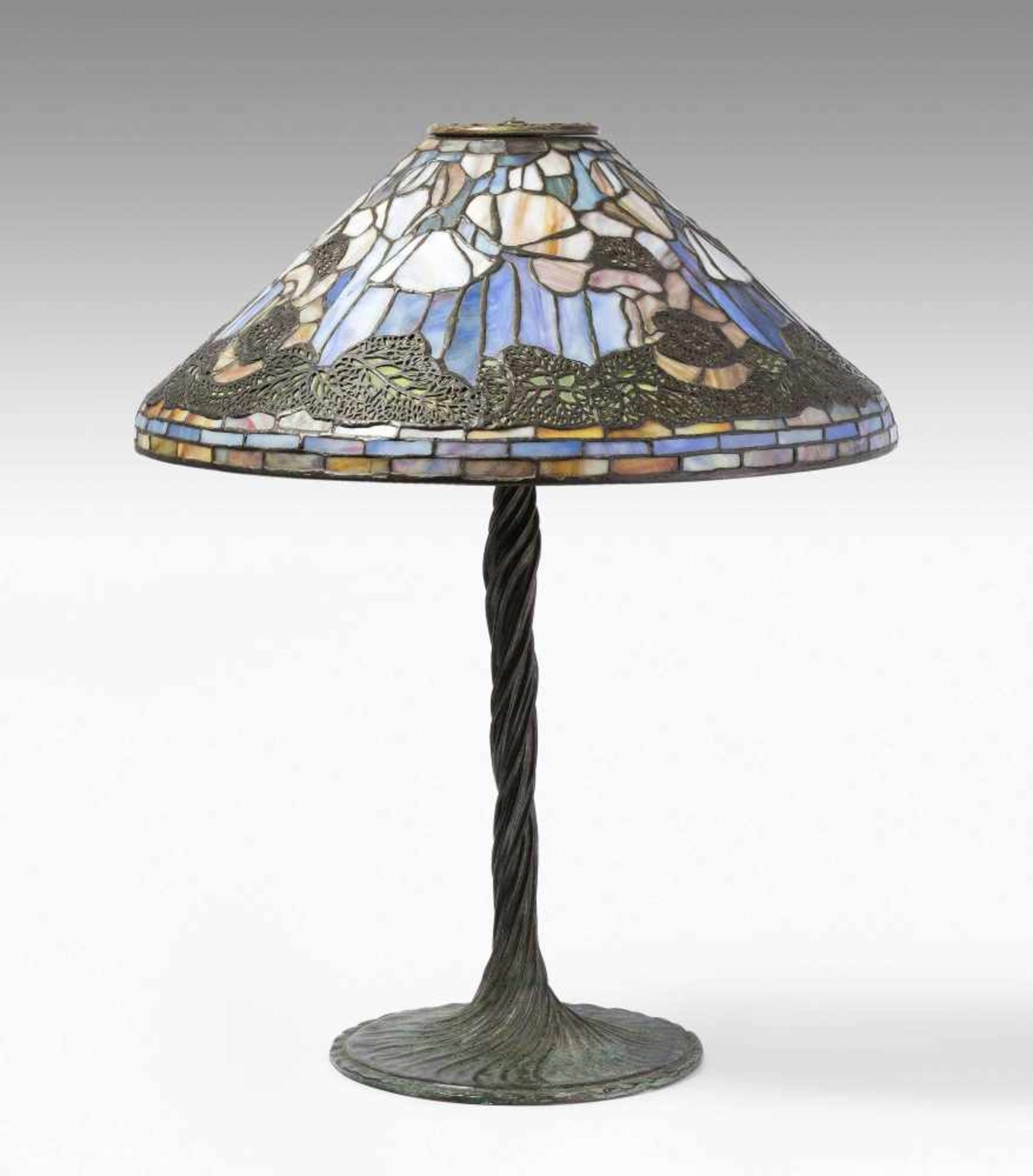 Tiffany Studios New YorkTischlampe "Poppy". Schirm aus "leaded Glass", weisser Mohn mit Blättern,