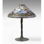 Tiffany Studios New YorkTischlampe "Poppy". Schirm aus "leaded Glass", weisser Mohn mit Blättern,