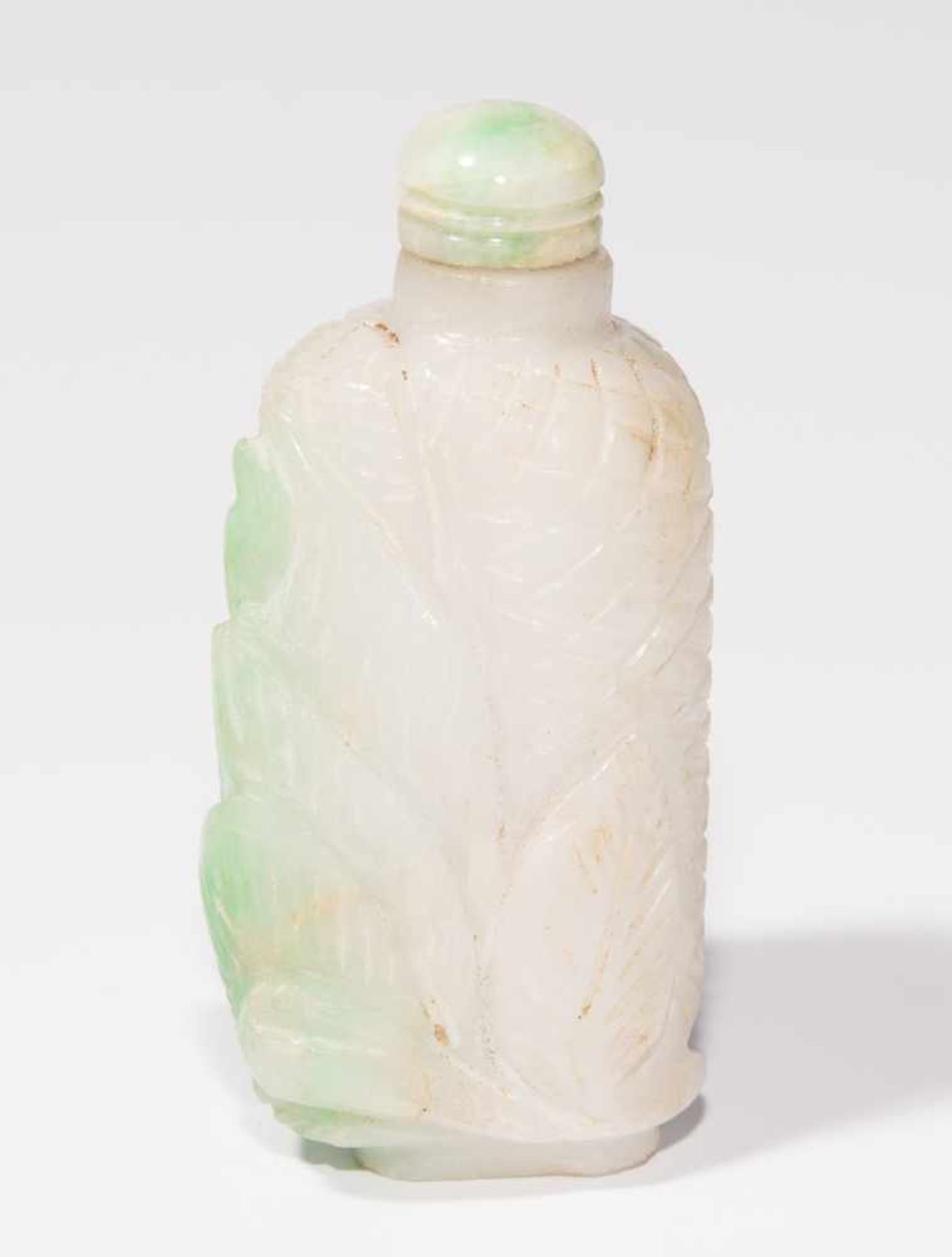 Jade Snuff BottleChina. Weisse Jade mit apfelgrünen Zonen. Körper geritzt mit Gittermuster, Front - Image 3 of 8