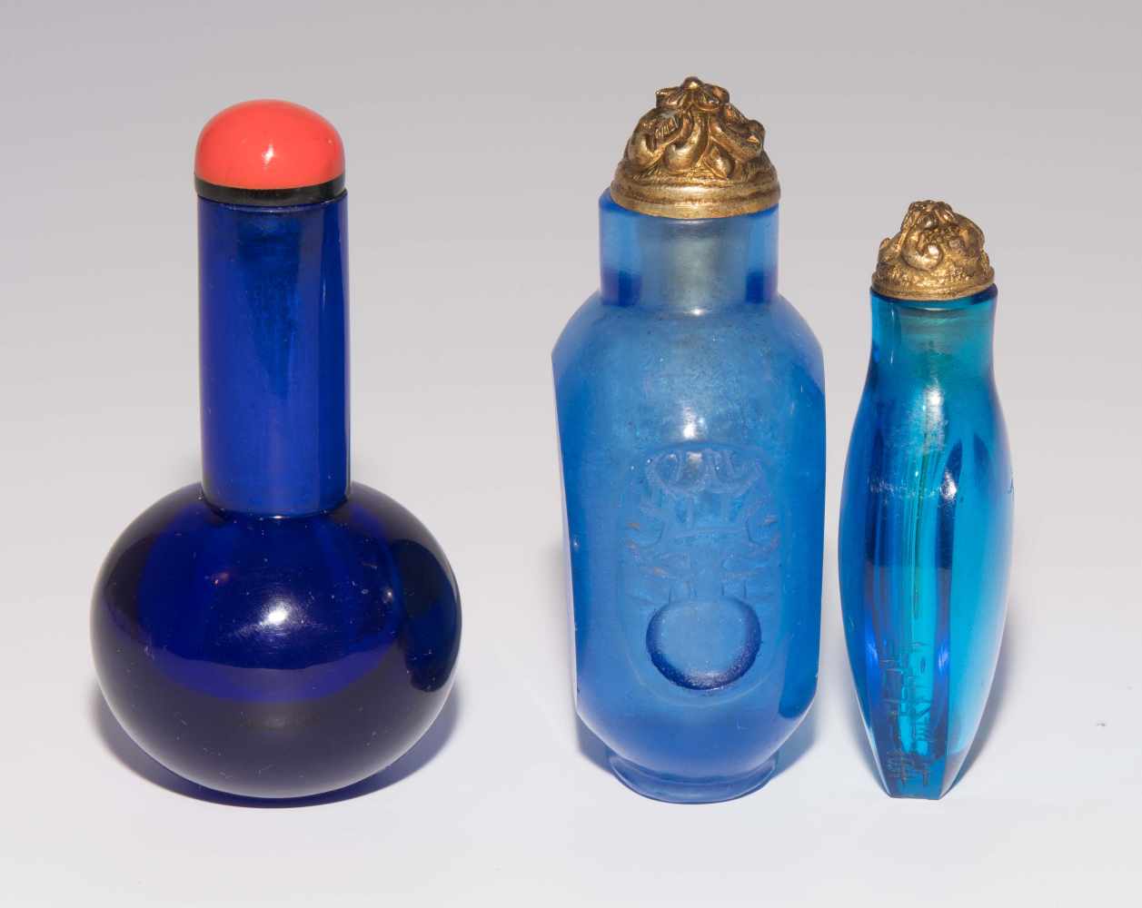 6 Glas Snuff BottlesChina. Transparentes Glas in verschiedenen Blautönen. Ein Snuff Bottle mit - Image 4 of 15