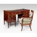 Schreibtisch mit FauteuilEmpire-Stil um 1900. Mahagoni. Rechteckiger Korpus auf konischen Beinen mit