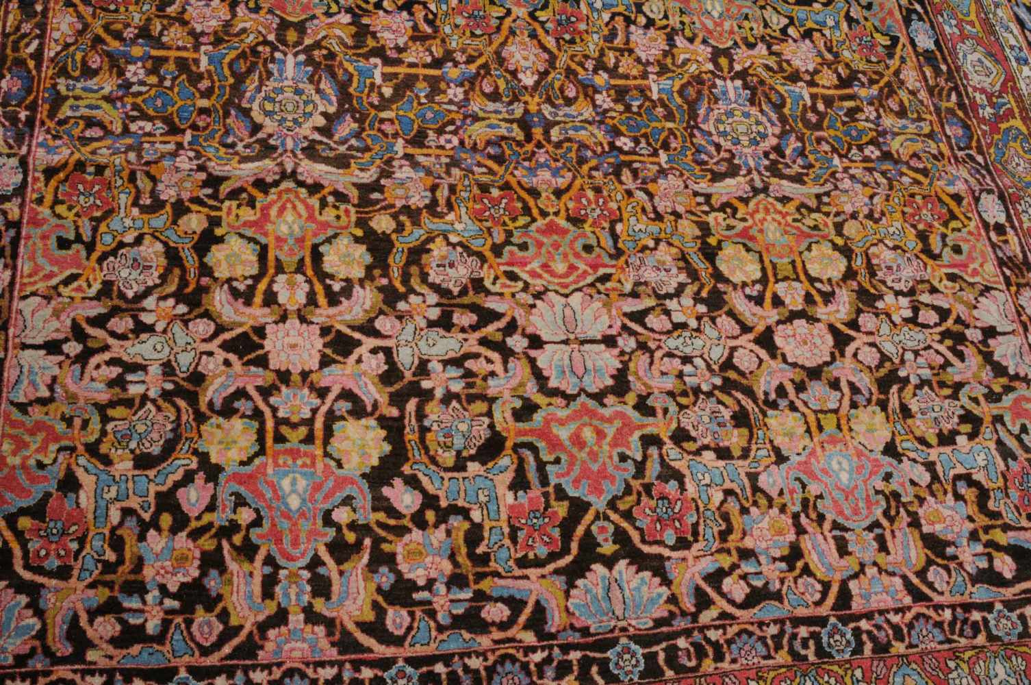 IsfahanZ-Persien, um 1910. Im nachtblauen Innenfeld zeigt sich ein dichtes florales Werk, - Image 10 of 18