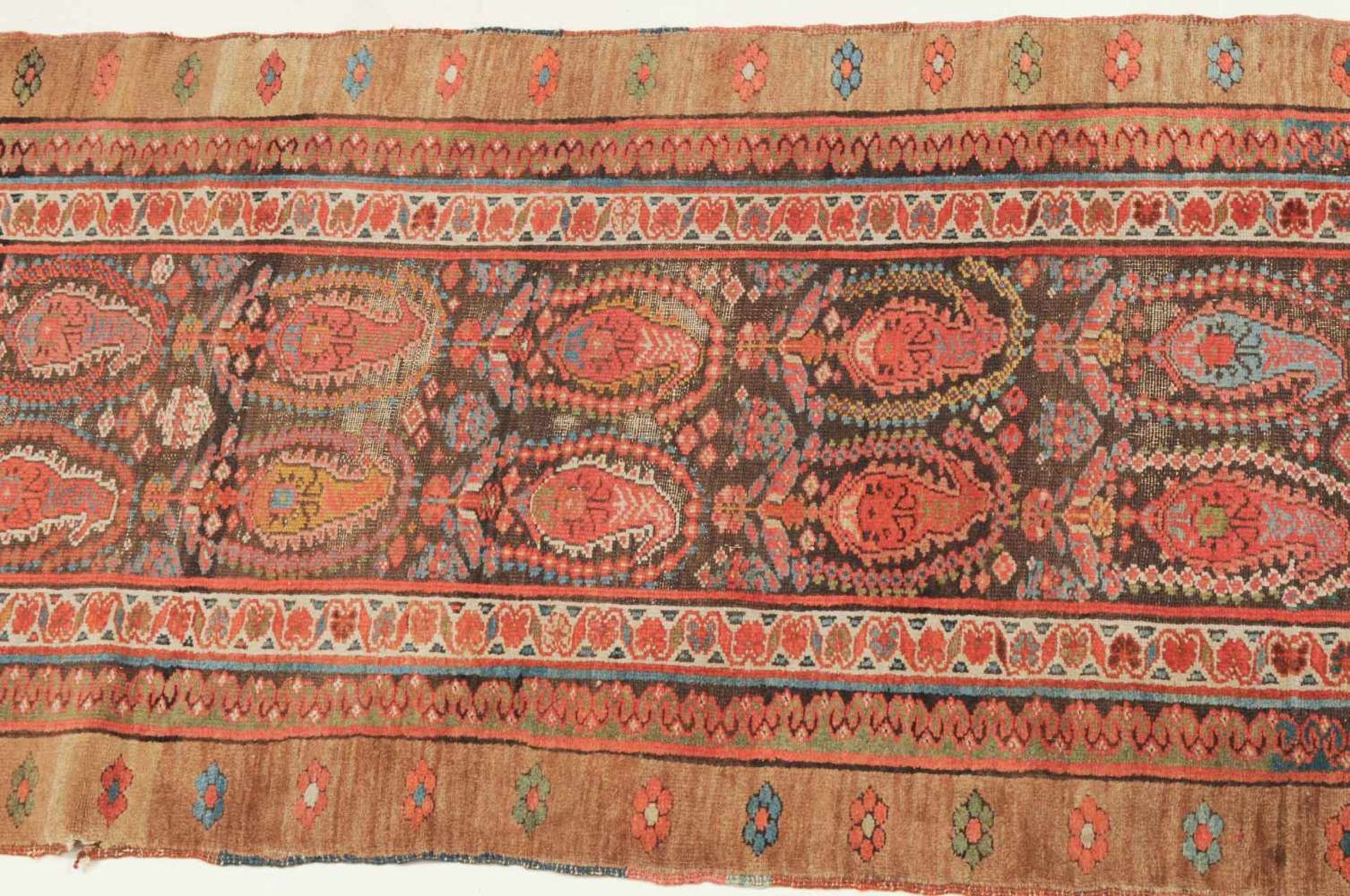 HamedanW-Persien, um 1900. Im braunen Mittelfeld sind 2 vertikale Reihen mit roten floralen Boteh- - Image 3 of 11