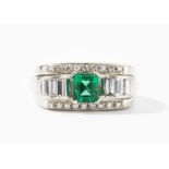Smaragd-Diamant-Ring750 Weissgold. 1 okt. fac. Smaragd ca. 0.50 ct, Diamant-Baguetten und Achtkant-