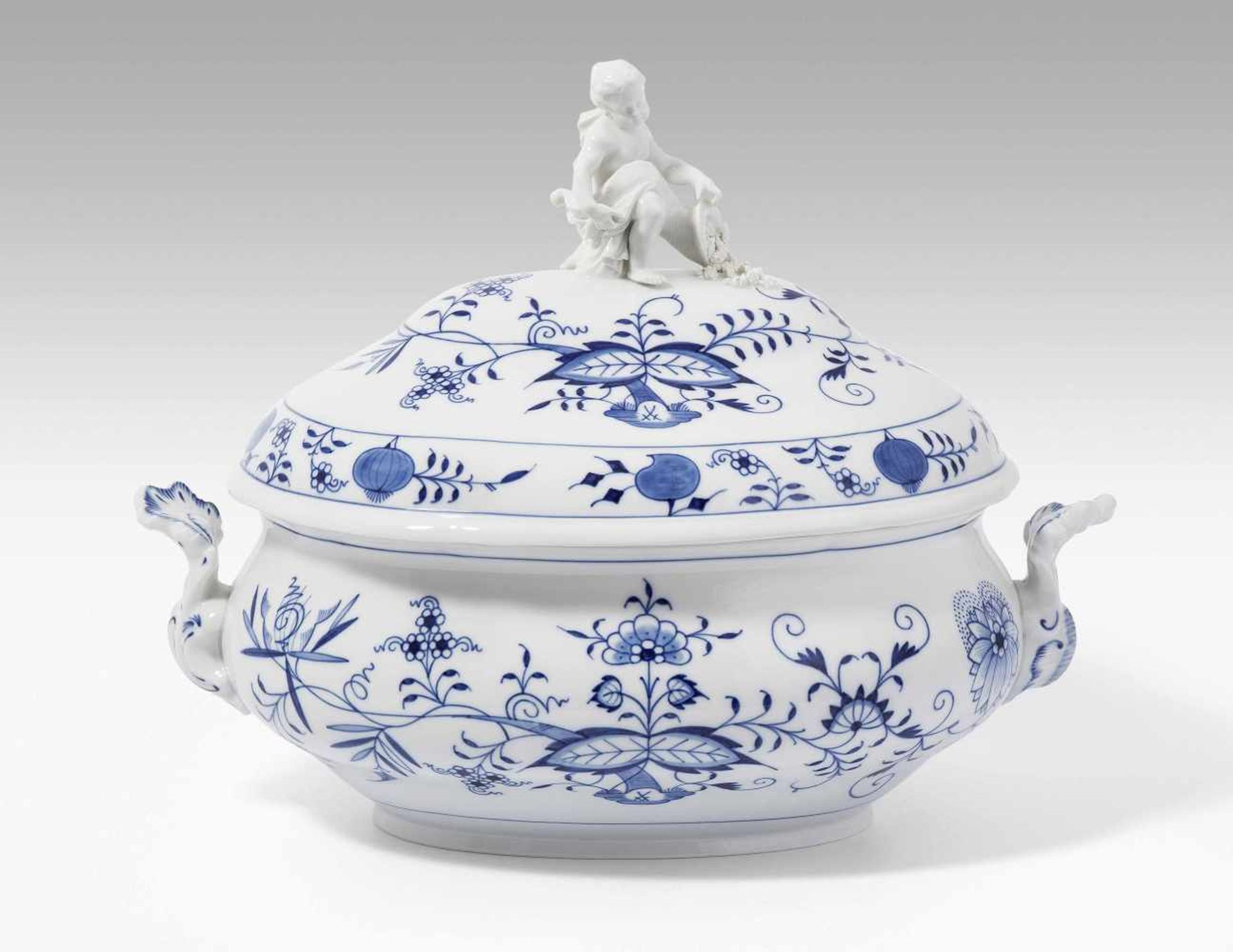 Suppenterrine, Meissen20.Jh. Porzellan, Dekor "Blaues Zwiebelmuster", Ovalform, Mädchen mit Füllhorn