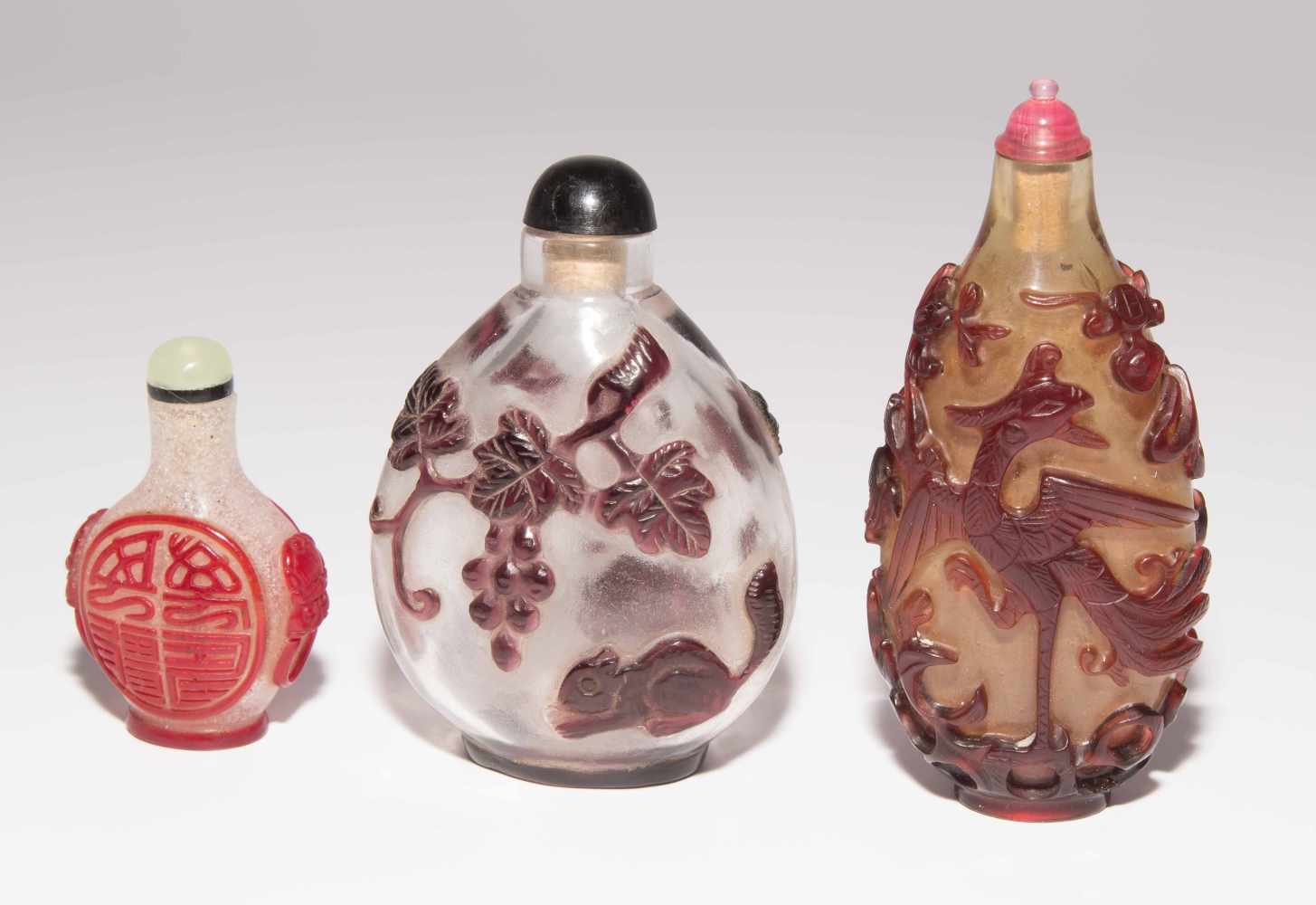 6 Überfangglas Snuff BottlesChina. Farbloses, transparentes Glas mit rot- bis auberginefarbenem - Image 5 of 16