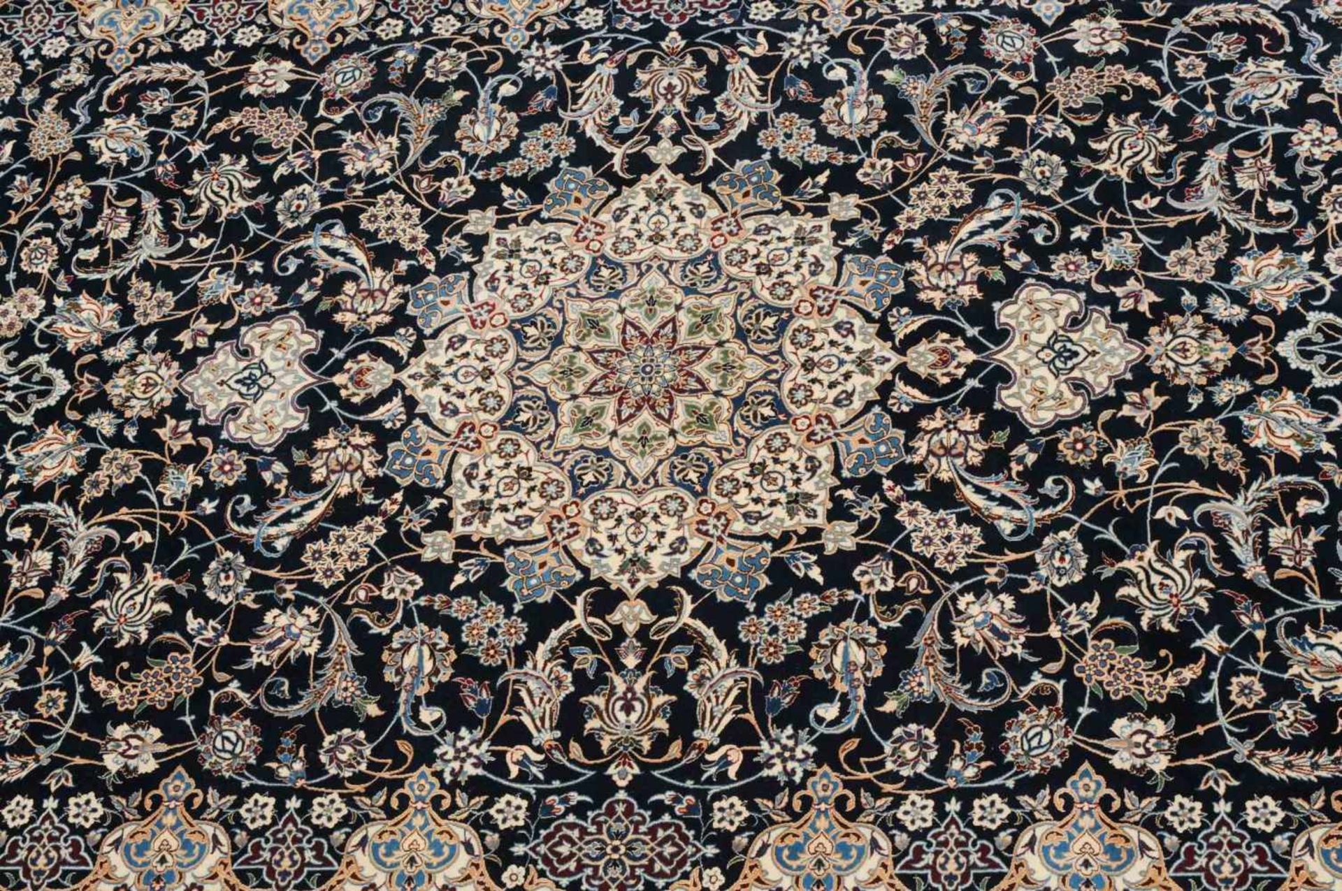NainZ-Persien, um 1990. Sehr feine Knüpfung, Flormaterial Korkwolle (6 La). Auf nachtblauem Grund - Image 12 of 13