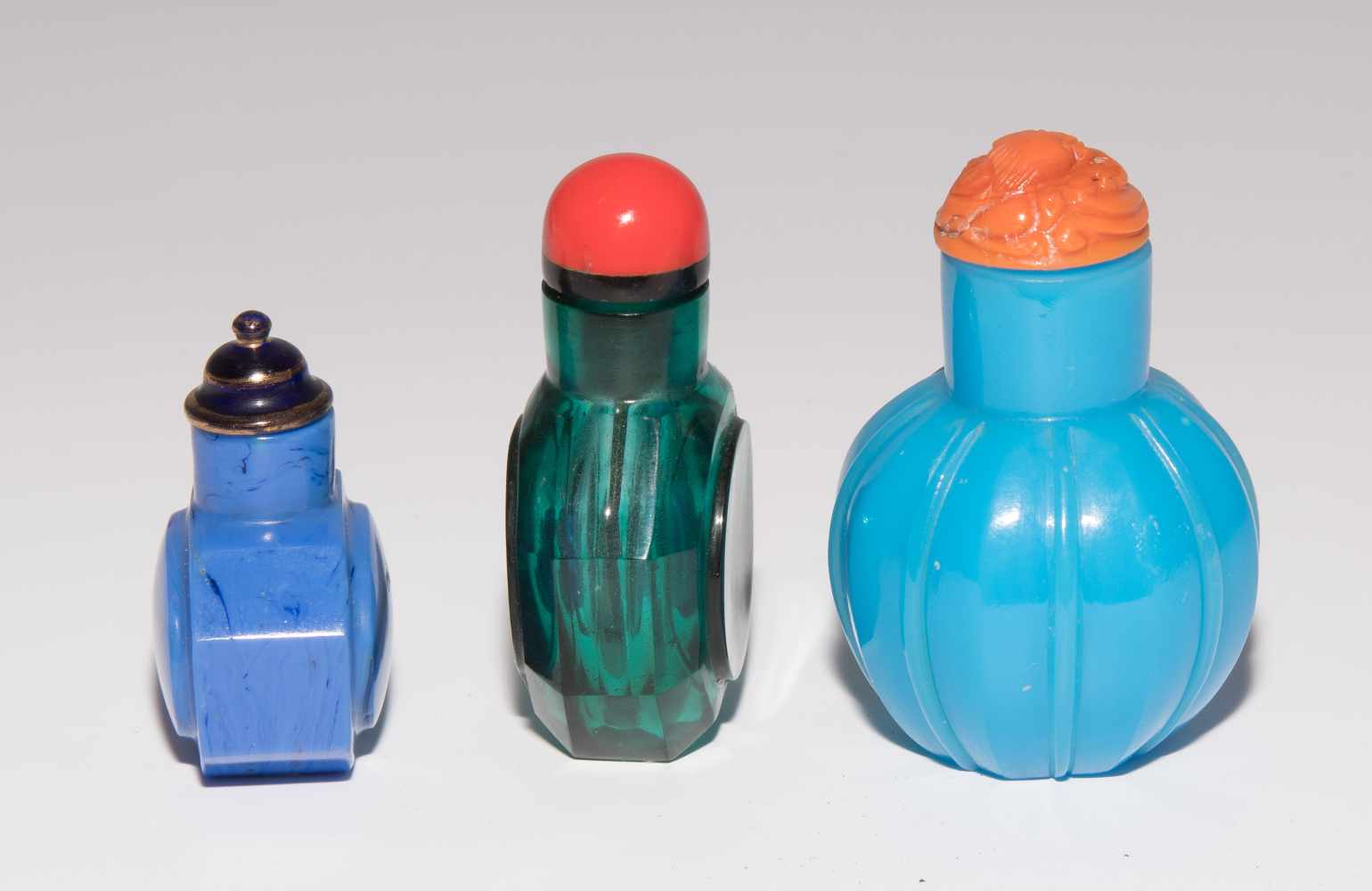 6 kleine Glas Snuff BottlesChina. Fünf Snuff Bottles aus opakem, blauem Glas und ein Snuff Bottle - Image 5 of 16