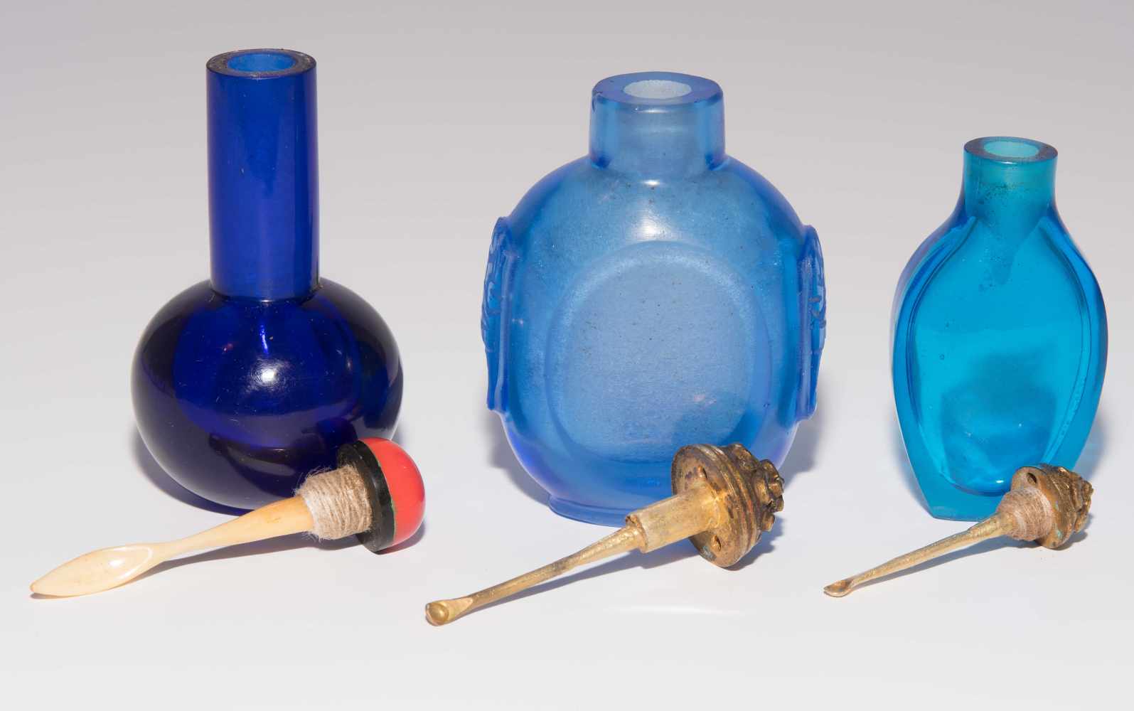 6 Glas Snuff BottlesChina. Transparentes Glas in verschiedenen Blautönen. Ein Snuff Bottle mit - Image 7 of 15