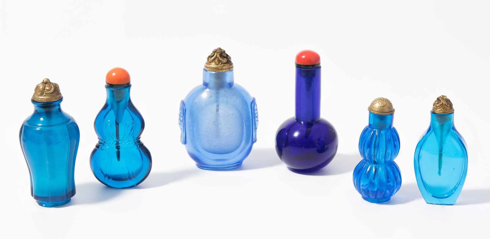 6 Glas Snuff BottlesChina. Transparentes Glas in verschiedenen Blautönen. Ein Snuff Bottle mit