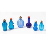 6 Glas Snuff BottlesChina. Transparentes Glas in verschiedenen Blautönen. Ein Snuff Bottle mit