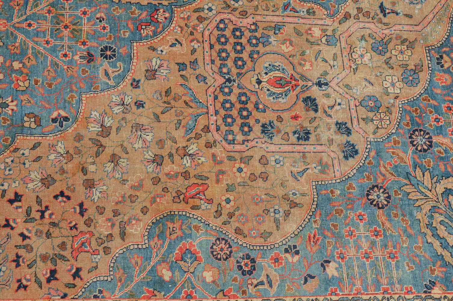 TäbrisNW-Persien, um 1910. Sehr elegantes Dekor. Im gelben Mittelfeld ruht ein hellblaues welliges - Image 13 of 14