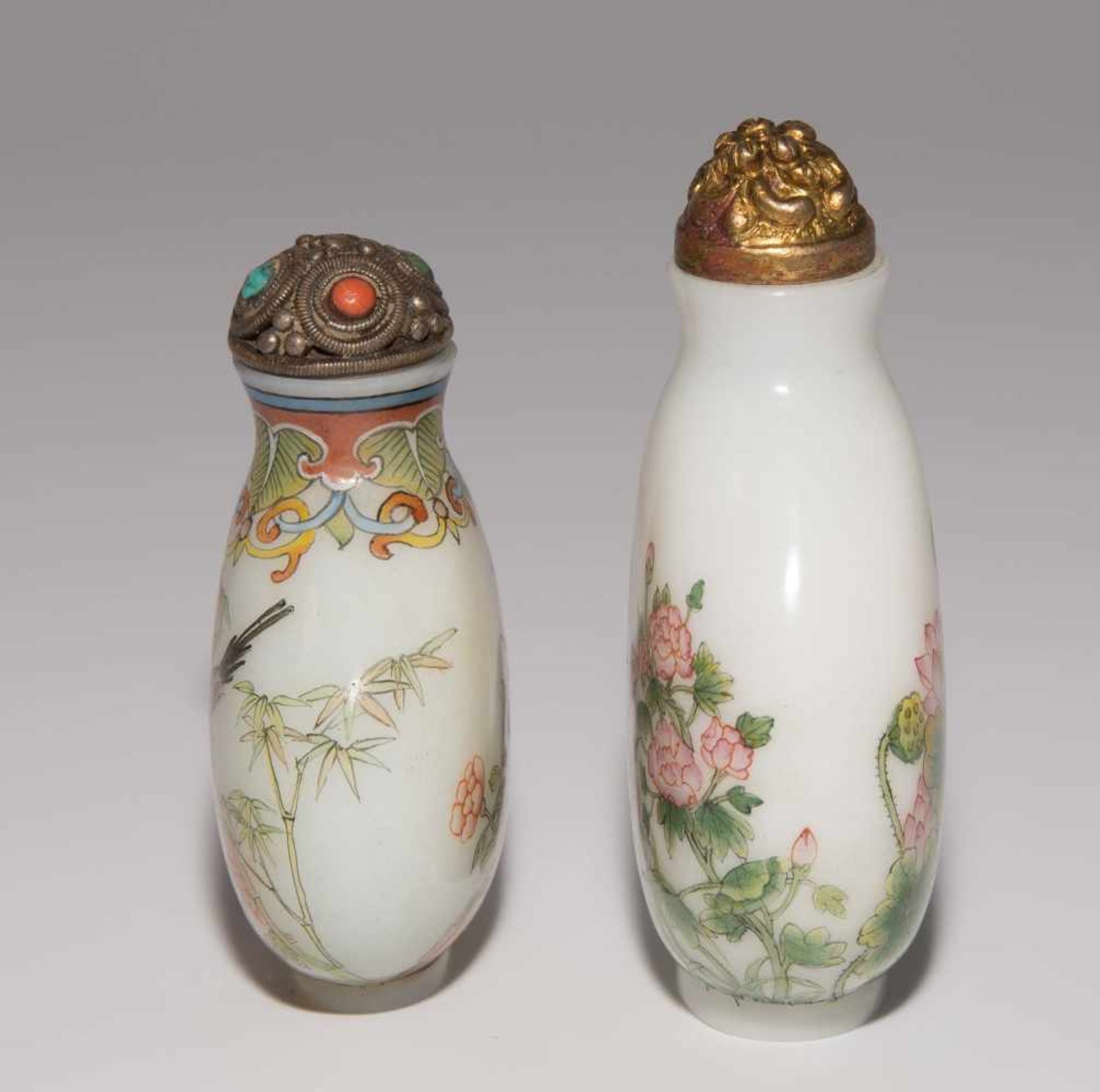2 Snuff BottlesChina. Milchglas, polychrom bemalt mit Blumen-/Vogeldekor. Je mit blauer Qianlong- - Image 3 of 8