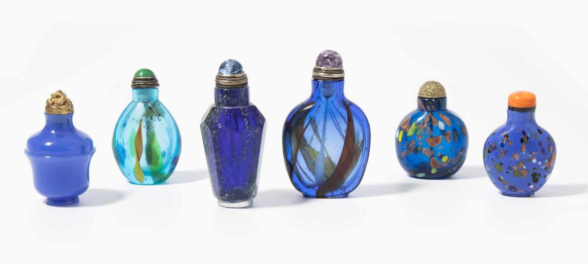 6 Glas Snuff BottlesChina. Opakes und transparentes Glas in verschiedenen Blautönen tlw. bunt