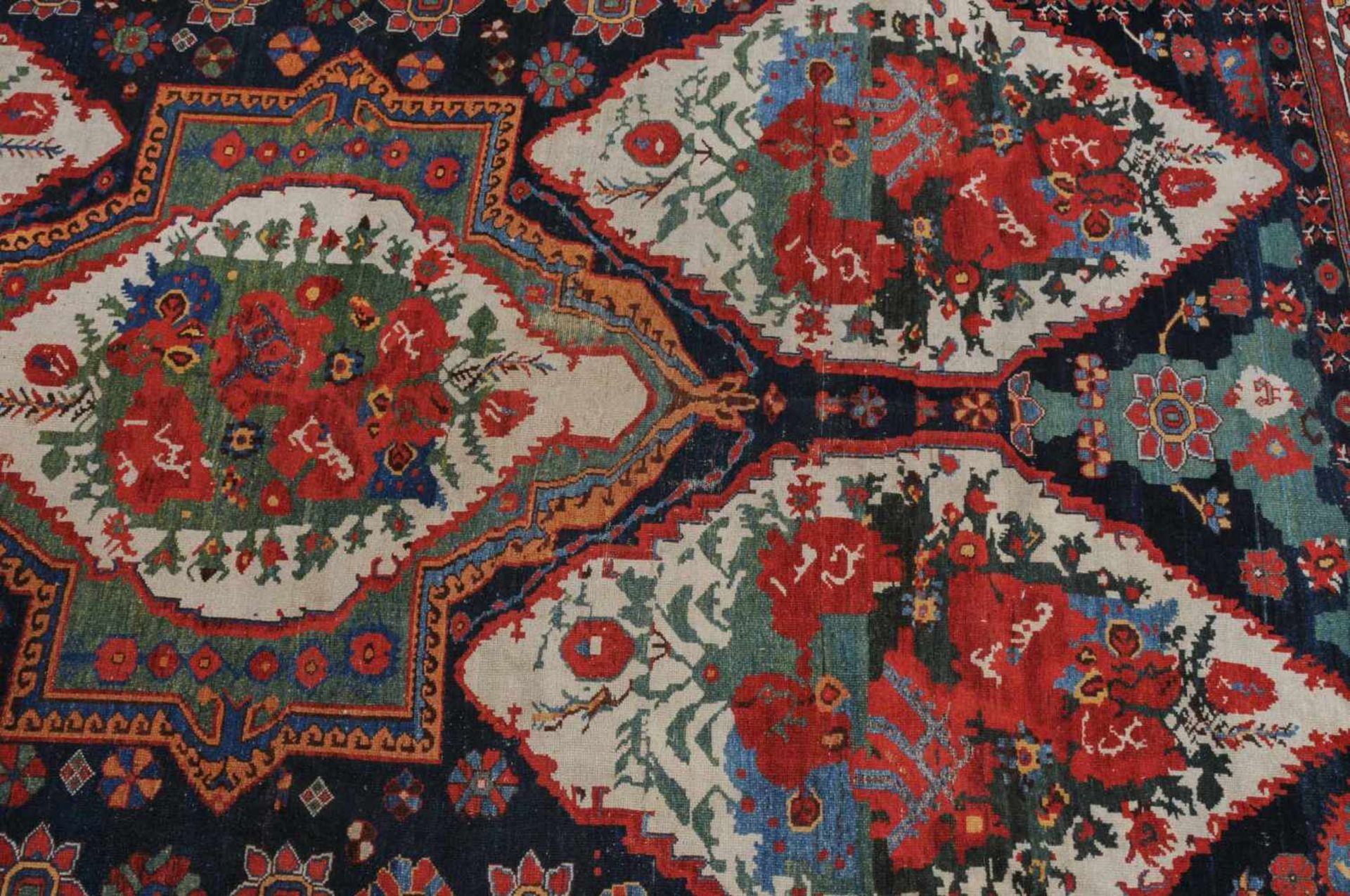 BakhtiarS-Persien, um 1910. Im nachtblauen Mittelfeld figurieren 5 weisse, je mit einem - Image 7 of 11