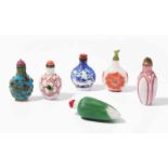 6 Überfangglas Snuff BottlesChina. Opakglas in weiss, blau, rosa bzw. blau mit ein- bis dreifarbigem