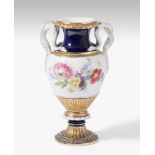 Schlangenhenkelvase, MeissenUm 1900. Porzellan, kobaltblauer Teilfond, bunte Blumenmalerei,