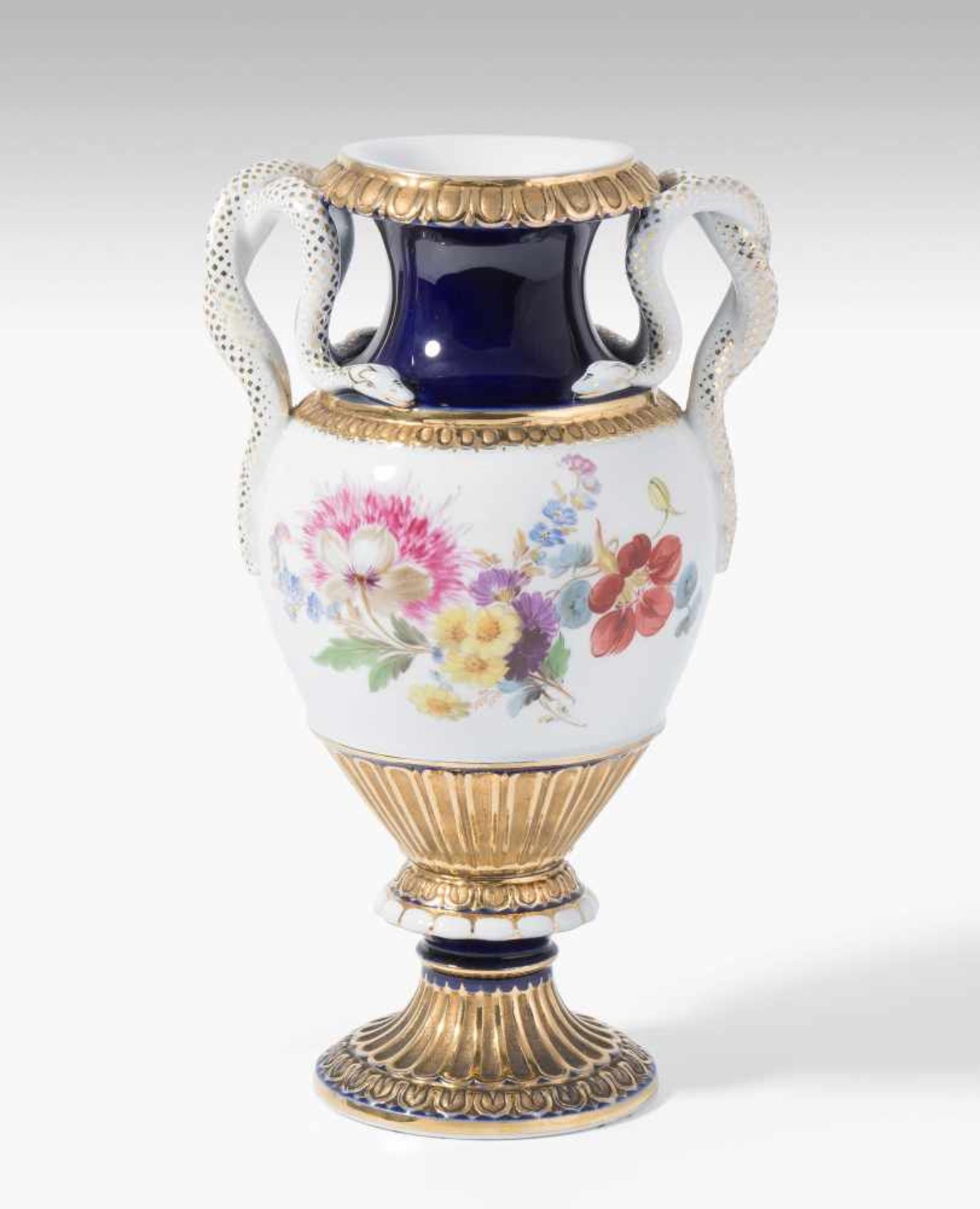 Schlangenhenkelvase, MeissenUm 1900. Porzellan, kobaltblauer Teilfond, bunte Blumenmalerei,