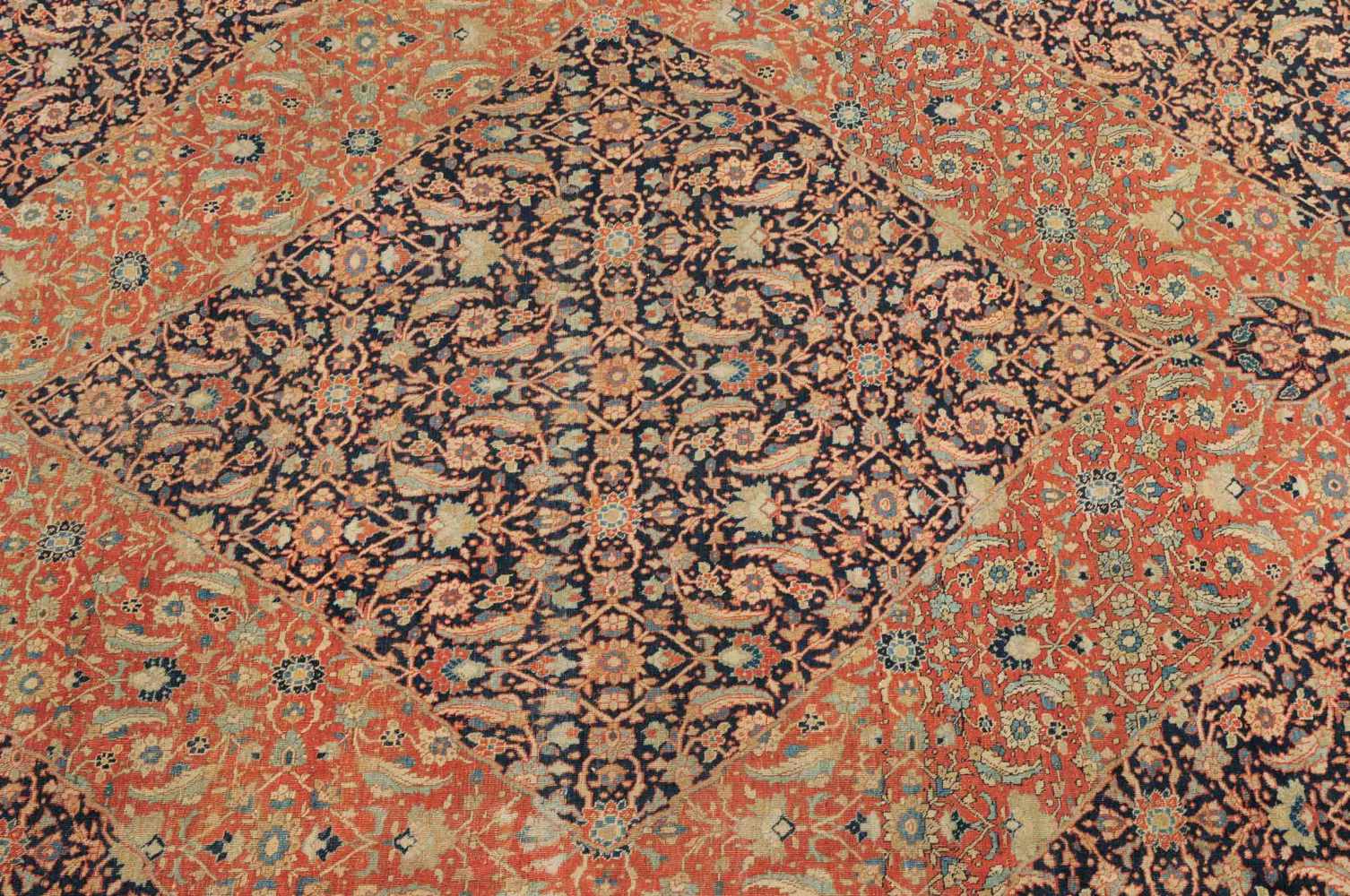 TäbrisNW-Persien, um 1910. Im terrakottafarbenen Mittelfeld liegt ein getrepptes Rautenmedaillon mit - Image 10 of 17