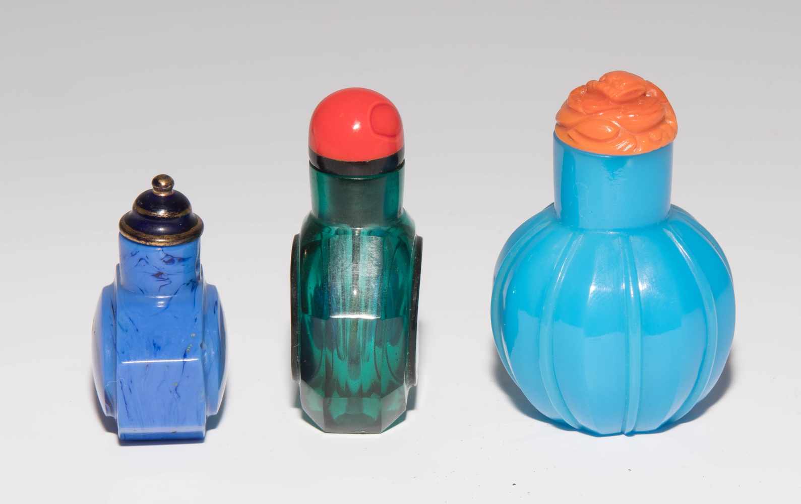 6 kleine Glas Snuff BottlesChina. Fünf Snuff Bottles aus opakem, blauem Glas und ein Snuff Bottle - Image 3 of 16