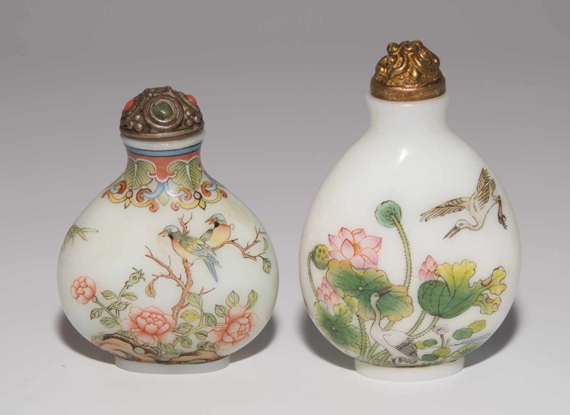 2 Snuff BottlesChina. Milchglas, polychrom bemalt mit Blumen-/Vogeldekor. Je mit blauer Qianlong- - Image 4 of 8